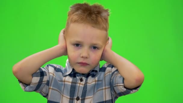5 éves fiú nevet és játszik körül, chromakey — Stock videók