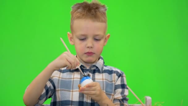 5 letý chlapec malování velikonoční vejce, chromakey — Stock video