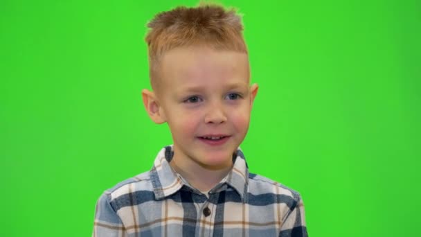 Pětiletý chlapec se směje a hraje si, chromakey — Stock video