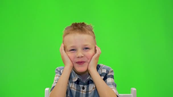 5-letni chłopiec śmieje się i bawi, chromakey — Wideo stockowe