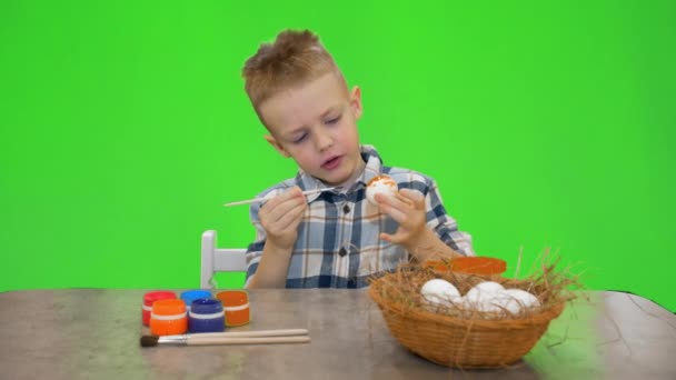 5 år gammal pojke måla påskägg, chromakey — Stockvideo