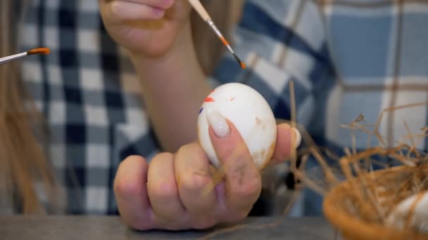 Anya és fia festeni húsvéti tojás, chroma kulcs — Stock videók