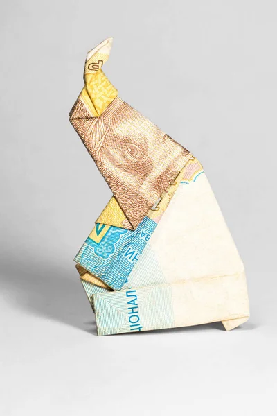 Gergedan Ukrayna Hryvnia 'sının kağıt faturasından yapılmış.