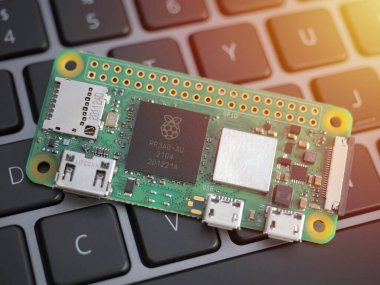 Galati, ROMANIA - 31 Mart 2022: Yeni bir Raspberry Pi Sıfır 2 W 'nin yakın çekimi, yeni RP3A0 ile, dizüstü bilgisayarlı klavyede.
