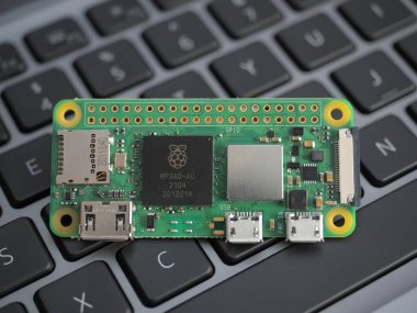 Galati, ROMANIA - 31 Mart 2022: Yeni bir Raspberry Pi Sıfır 2 W 'nin yakın çekimi, yeni RP3A0 ile, dizüstü bilgisayarlı klavyede.