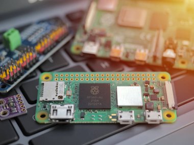 Galati, ROMANIA - 31 Mart 2022: Yeni bir Raspberry Pi Sıfır 2 W 'nin yakın çekimi, yeni RP3A0 ile, dizüstü bilgisayarlı klavyede.