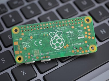 Galati, ROMANIA - 31 Mart 2022: Yeni bir Raspberry Pi Sıfır 2 W 'nin yakın çekimi, yeni RP3A0 ile, dizüstü bilgisayarlı klavyede.