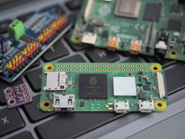 Galati, ROMANIA - 31 Mart 2022: Yeni bir Raspberry Pi Sıfır 2 W 'nin yakın çekimi, yeni RP3A0 ile, dizüstü bilgisayarlı klavyede.