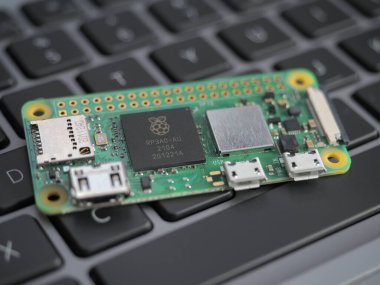 Galati, ROMANIA - 31 Mart 2022: Yeni bir Raspberry Pi Sıfır 2 W 'nin yakın çekimi, yeni RP3A0 ile, dizüstü bilgisayarlı klavyede.