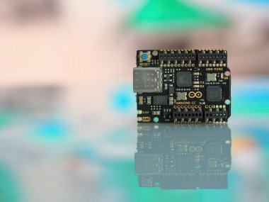 Galati, Romanya - 04 Nisan 2022: Arduino UNO Mini Limited sürüm tahtası bulanık arkaplanda izole edildi