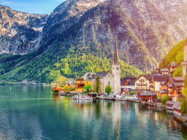 Avusturya Alpleri 'ndeki ünlü Hallstatt dağ köyünün resmi. İlkbaharda güzel bir ışıkta, Salzkammergut Bölgesi, Hallstatt, Avusturya
