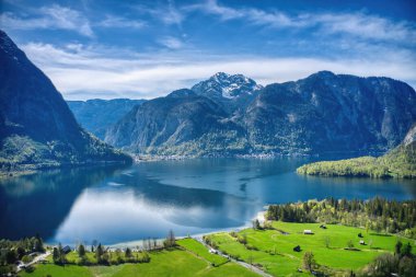 Avusturya Alpleri 'ndeki ünlü Hallstatt dağ köyünün resmi. İlkbaharda güzel bir ışıkta, Salzkammergut Bölgesi, Hallstatt, Avusturya