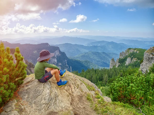 Glücklicher Junge Wandert Den Bergen Bezwingt Den Gipfel Einem Sonnigen — Stockfoto