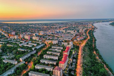 Galati, ROMANIA - 26 Mayıs 2022: Galati City, Romanya 'nın havadan görüşü. Gece şehir ışıkları gün batımından sonra mavi saatte
