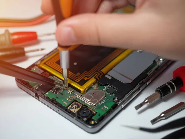 Smartphone Techniker Repariert Die Hauptplatine Eines Smartphones Auf Dem Schreibtisch — Stockfoto