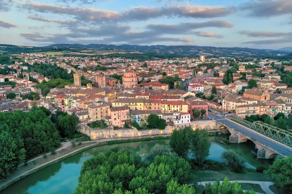 Παλιά Ιταλική Πόλη Umbertide Κοντά Στον Ποταμό Tevere Συννεφιασμένο Ουρανό — Φωτογραφία Αρχείου