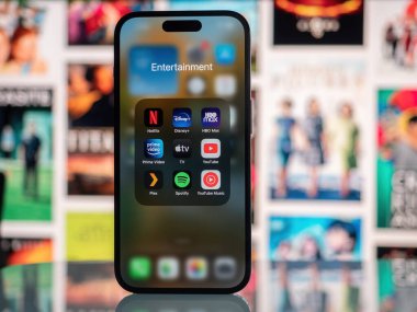 Galati, Romanya - Ekim, 03 2022: Netflix, Disney +, HBO Max, Amazon Prime Video, Apple TV, Youtube, Plex, Spotify gibi akıllı telefonlarda mobil uygulama simgeleri görülüyor.