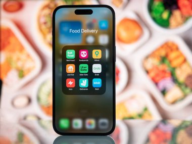 Galati, Romanya - Ekim, 03 2022: Foodpanda, Bolt Food, Glovo, Just Eat, Uber Eats, Grab, Tazz, Deliveroo, Walt.