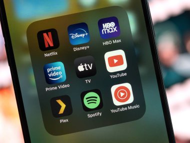 Galati, Romanya - Ekim, 03 2022: Netflix, Disney +, HBO Max, Amazon Prime Video, Apple TV, Youtube, Plex, Spotify gibi akıllı telefonlarda mobil uygulama simgeleri görülüyor.