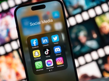 Galati, Romanya - Ekim, 03 2022: Sosyal medya hizmetlerinin mobil uygulama simgeleri Facebook, LinkedIn, Twitter, Snapchat, TikTok, Discord, WhatsApp, Messenger, Instagram gibi akıllı telefonlarda görülüyor.