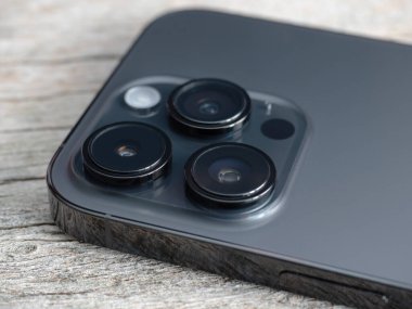 Galati, Romanya - Ekim 04 2022: Apple yeni Apple iPhone 14 Pro 'sunu geliştirilmiş üçlü kameralarla piyasaya sürdü. iPhone 'un arkasından kamera adasına odaklan