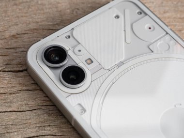 Galati, Romanya - Ekim 04 2022: Hiçbir şey ilk akıllı telefonlarını çalıştırmıyor Hiçbir şey 15G 'yi çift 50 megapiksel ada kamerasıyla açmıyor