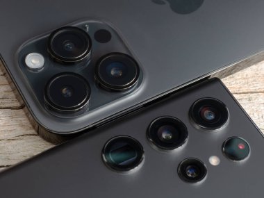 Galati, Romanya - Ekim 04 2022: Apple iPhone 14 Pro ve Samsung Galaxy S22 Ultra arasında bir fotoğraf yarışmasından kamera adaları testi