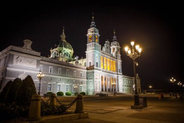 Madrid Katedrali 'nde La Almudena (Madrid Katedrali), İspanya' nın başkenti. Fotoğraf 26 Eylül 2021.