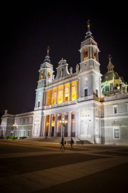 Madrid Katedrali 'nde La Almudena (Madrid Katedrali), İspanya' nın başkenti. Fotoğraf 26 Eylül 2021.