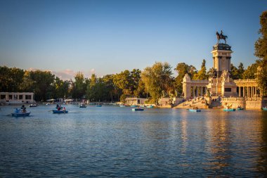 Madrid, İspanya. El Retiro Parkı (El Retiro parkı). Fotoğraf 26 Eylül 2021.