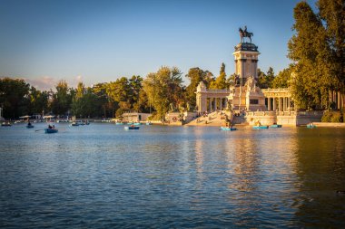 Madrid, İspanya. El Retiro Parkı (El Retiro parkı). Fotoğraf 26 Eylül 2021.