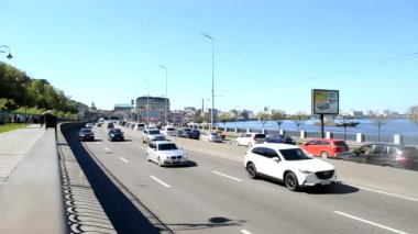 Kiev, Ukrayna - 24 Nisan 2021: Otoyol boyunca arabalar sürüyor. Yoğun bir yolda sürüyorum..