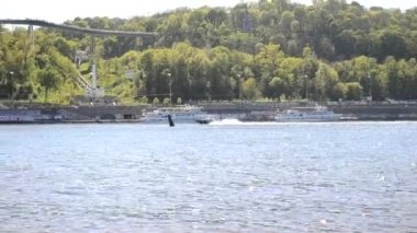 Kiev, Ukrayna - 24 Nisan 2021: Dinyeper nehri boyunca hızla akan su