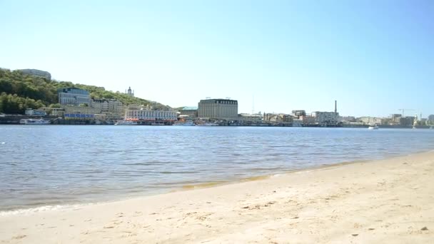 Vista sulla spiaggia della città con il fiume. Il concetto di vita pubblica e di svago in città. — Video Stock