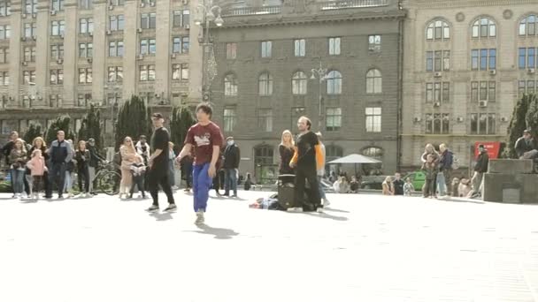 Kijev, Ukrajna - április 24, 2021: két fiatal srác szinkronban előad break dance az utcán a városban — Stock videók