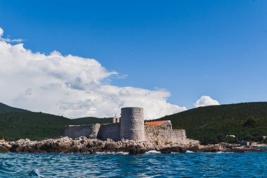Eski Avusturya kalesi Arza 'nın olduğu bir ada. Mamula Adası. Kotor Körfezi, Adriyatik Denizi. Yattan denize yakın bir görüntü var..