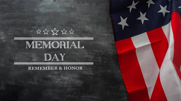 Memorial Day, remember and honor. American flags with text on chalk board. — Stockfoto
