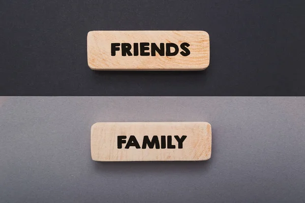 Écriture à la main mot ami et texte de famille sur planche en bois. Tableau de bilan de vie — Photo