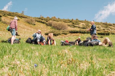 Goverla, Ukrayna. 6, 2015. Turistlerden oluşan büyük bir grup, zirveye çıkmadan önce dinlenmek için bir rampa düzenlediler. Arkadaşlarla seyahat kavramı.