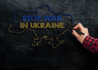 Ukrayna 'daki savaşı durdurun yazılı bir Ukrayna haritası çiziyor.
