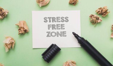 Yeşil arkaplanda Stress Serbest Bölgesi ifadesiyle kompozisyon