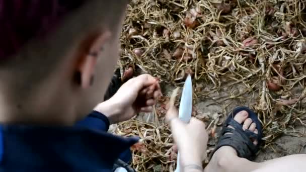 Hombre Saca Cebolla Pila Cortando Parte Superior Con Cuchillo Pelando — Vídeos de Stock