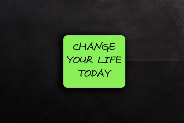 Tarjeta Papel Verde Con Palabras Cambia Vida Sobre Fondo Negro —  Fotos de Stock