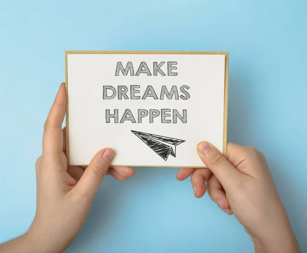 Mujer Sostiene Cartón Con Texto Make Dreams Happen Primer Plano —  Fotos de Stock