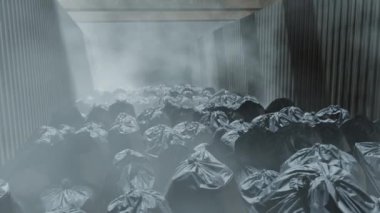 Çöp Torbasındaki Arta Kalan Atık Çöp, çöp torbası için film ve atık endüstrisi sahnesinde sinematiktir. Sahne, başlık ve logolar için de iyi bir geçmiş.. 