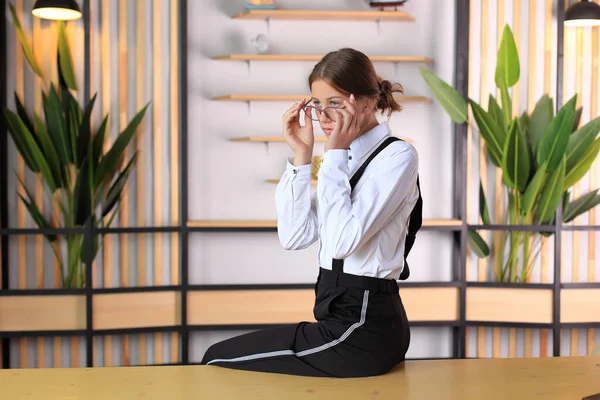 Joven hermosa chica con mala vista usando gafas. — Foto de Stock