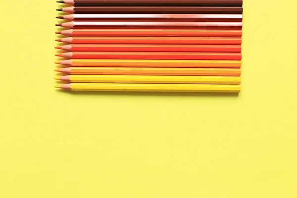 Lápis coloridos sobre um fundo colorido. Conjunto de lápis para desenho Fotos De Bancos De Imagens