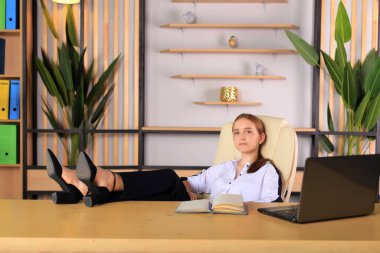 Ofisteki bilgisayarın başında genç bir kız oturuyor..