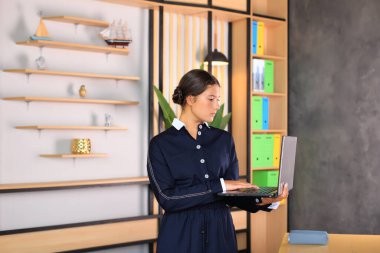 Ofisteki bilgisayarın başında genç bir kız oturuyor..