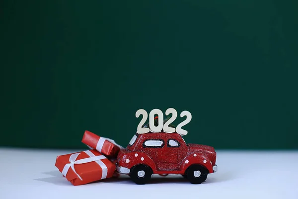Carro Vermelho Com Números 2022 Telhado Carrega Presentes Ano Novo Imagens De Bancos De Imagens